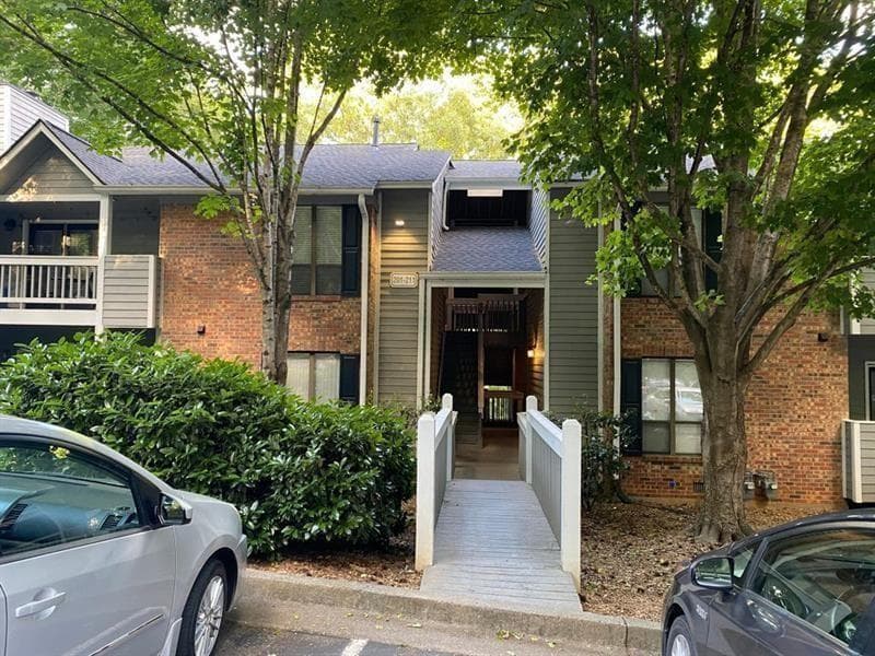 2 bedroom, 2 bathroom, 1,000 sq ft condominium for rent at 423 Warm Springs Circle, Roswell, GA 30075 for $1,495 a month — photo 2