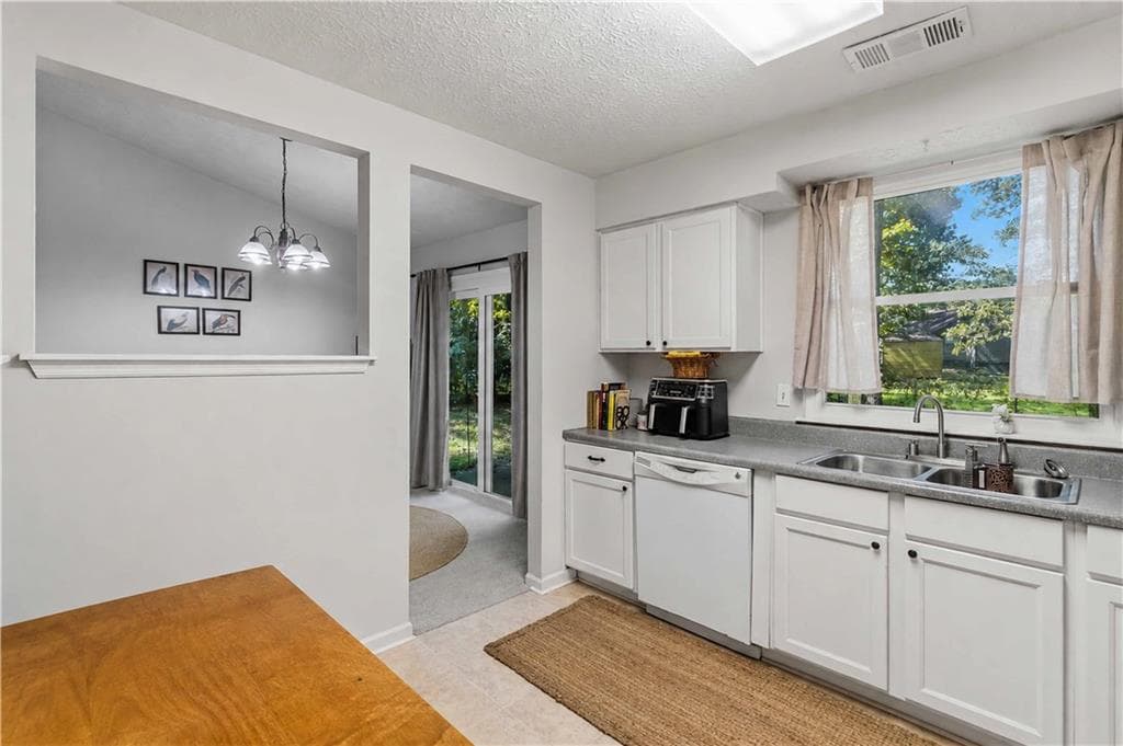 3 bedroom, 3 bathroom, 1,412 sq ft single family residence for sale at 10303 Briarbay Drive, Jonesboro, GA 30238 — photo 8