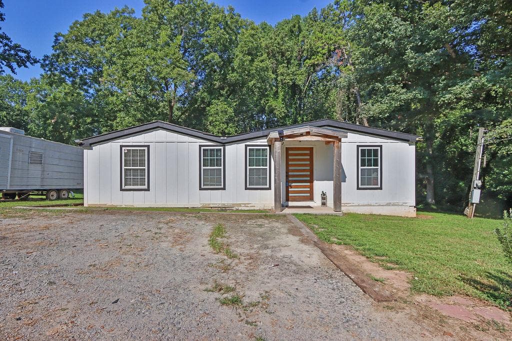 3 bedroom, 2 bathroom, 960 sq ft single family residence for sale at 2110 Shoal Creek Road, Buford, GA 30518