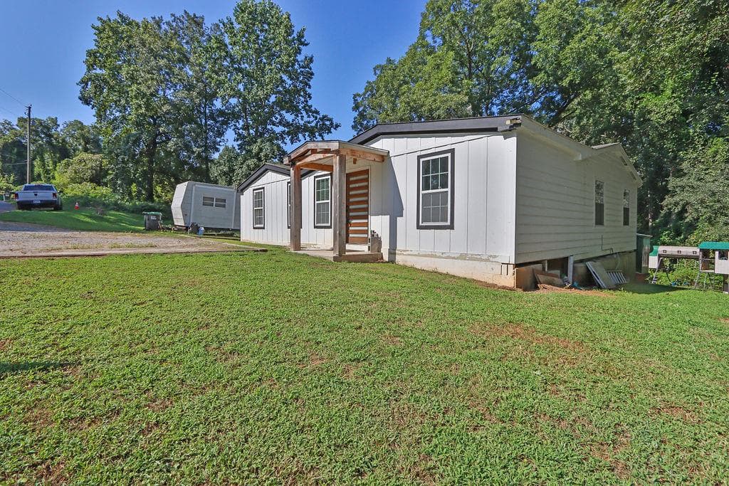 3 bedroom, 2 bathroom, 960 sq ft single family residence for sale at 2110 Shoal Creek Road, Buford, GA 30518 — photo 7