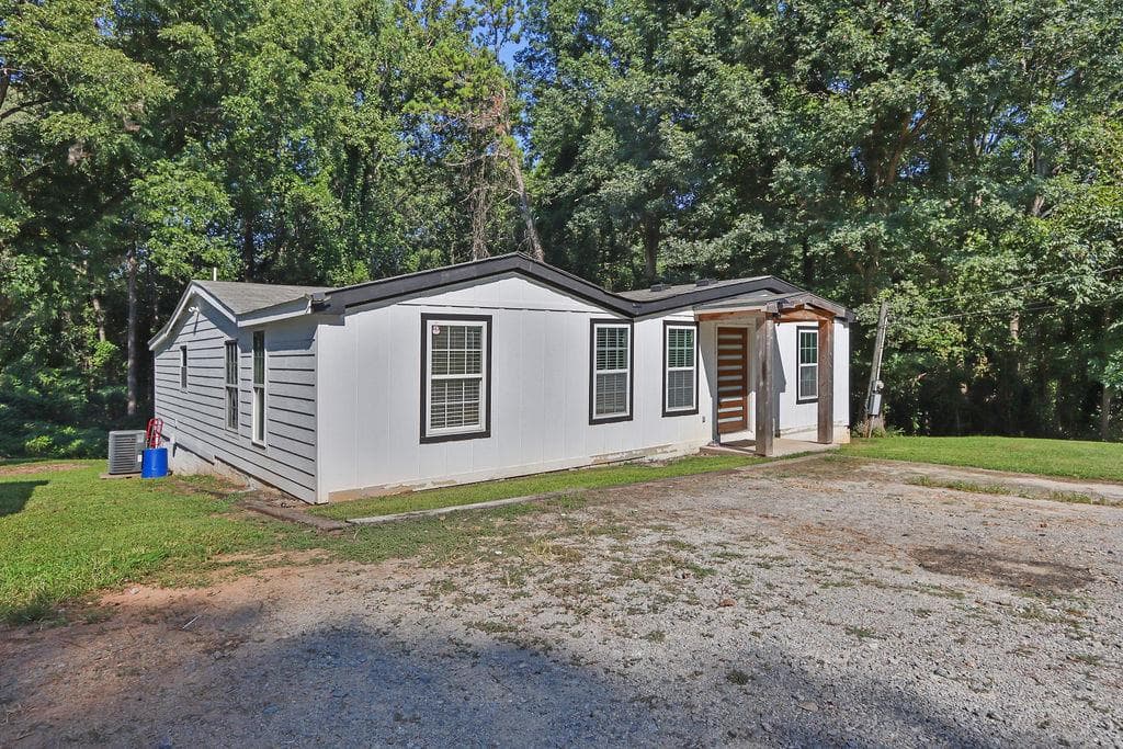 3 bedroom, 2 bathroom, 960 sq ft single family residence for sale at 2110 Shoal Creek Road, Buford, GA 30518 — photo 8