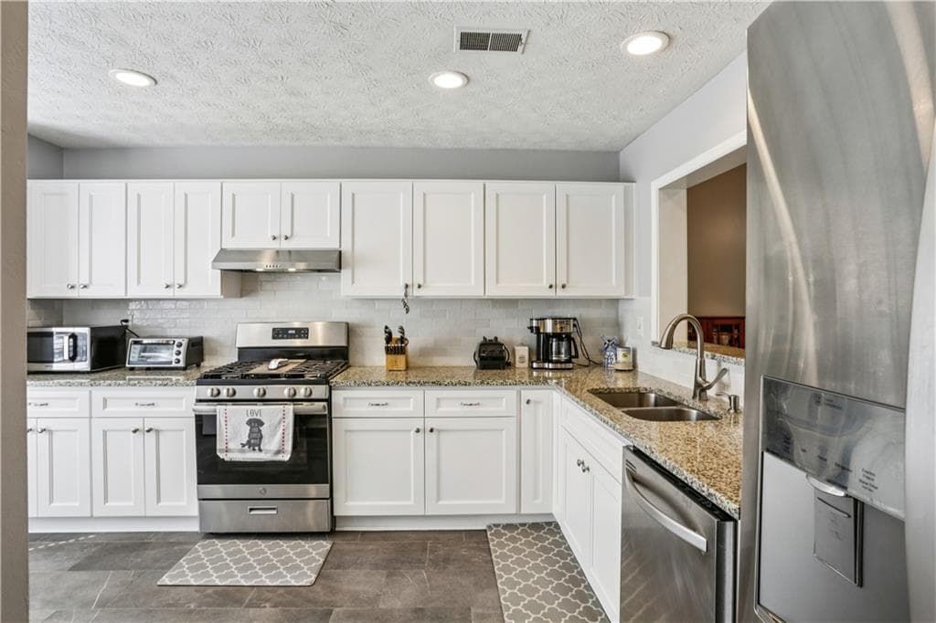 2 bedroom, 2 bathroom, 1,187 sq ft condominium for sale at 2901 Lenox Road 502, Atlanta, GA 30324 — photo 3