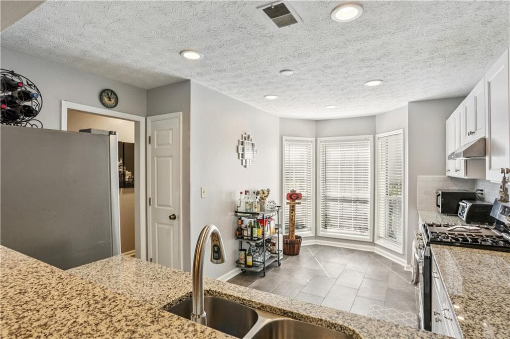 2 bedroom, 2 bathroom, 1,187 sq ft condominium for sale at 2901 Lenox Road 502, Atlanta, GA 30324 — photo 4
