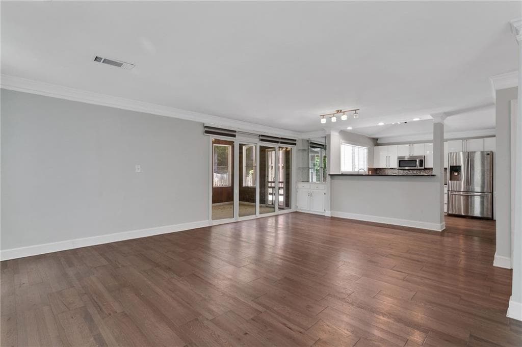 3 bedroom, 3 bathroom, 2,166 sq ft townhouse for rent at 1452 Briaroaks Trail, Atlanta, GA 30329 for $2,800 a month — photo 4