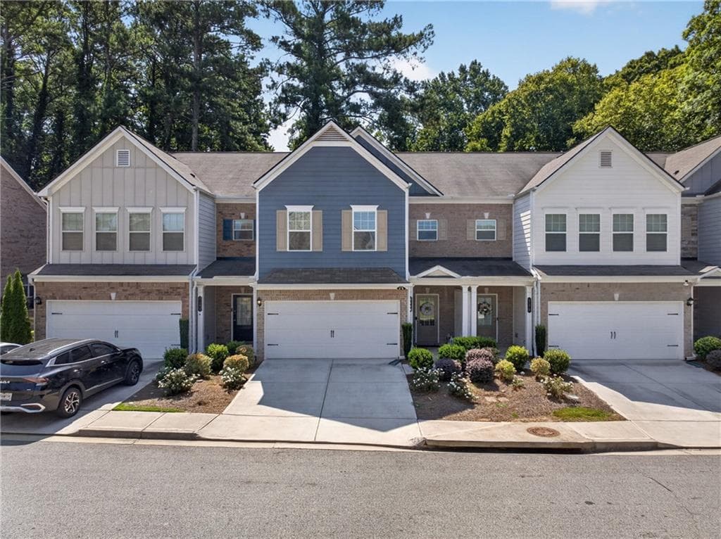 3 bedroom, 3 bathroom, 1,933 sq ft townhouse for sale at 5180 Grace Court, Tucker, GA 30084 — photo 2