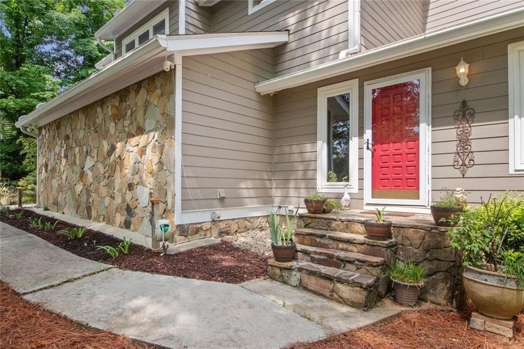 4 bedroom, 3 bathroom, 2,608 sq ft single family residence for sale at 5080 Nesbit Ferry Lane, Sandy Springs, GA 30350 — photo 4
