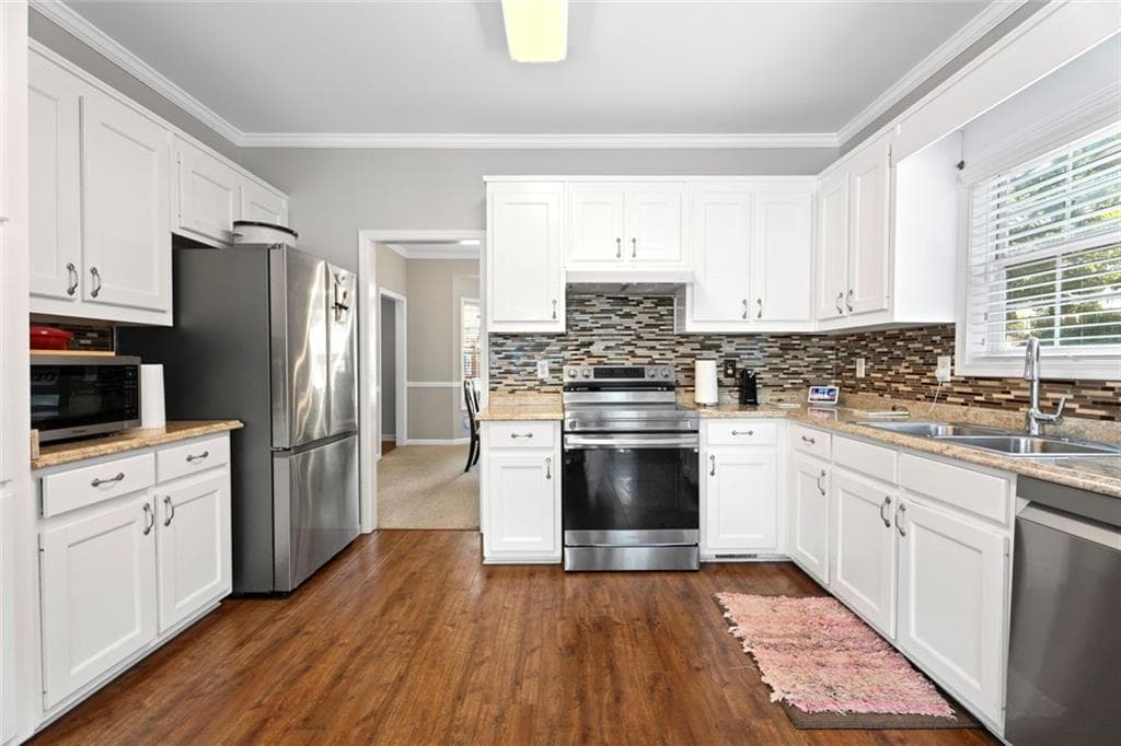 4 bedroom, 3 bathroom, 2,344 sq ft single family residence under contract at 725 Somerset Vale Drive, Lawrenceville, GA 30044 — photo 4