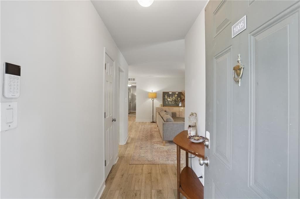 2 bedroom, 1 bathroom, 1,111 sq ft condominium for sale at 2901 Lenox Road 1005, Atlanta, GA 30324 — photo 2