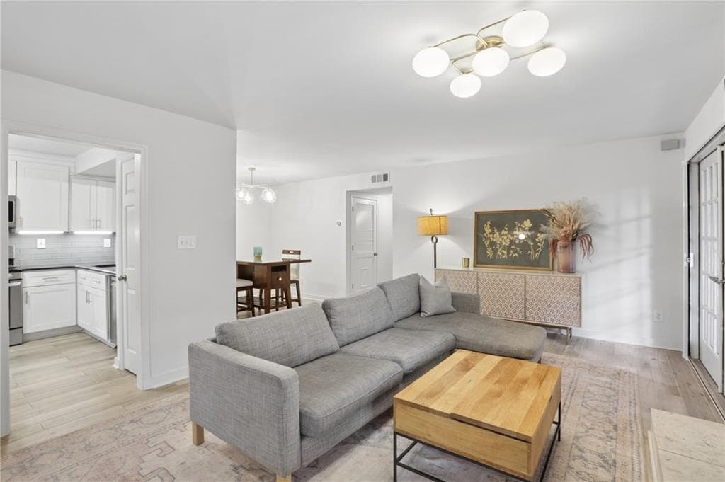 2 bedroom, 1 bathroom, 1,111 sq ft condominium for sale at 2901 Lenox Road 1005, Atlanta, GA 30324 — photo 3