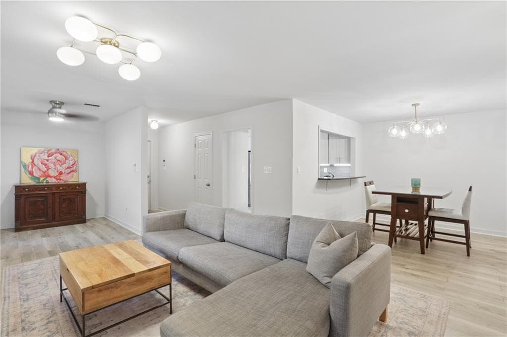 2 bedroom, 1 bathroom, 1,111 sq ft condominium for sale at 2901 Lenox Road 1005, Atlanta, GA 30324 — photo 4