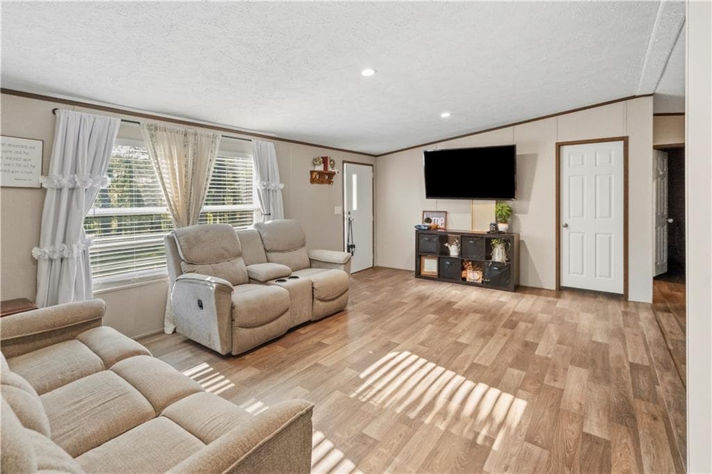 3 bedroom, 2 bathroom, 1,334 sq ft single family residence under contract at 68 N Raburn Road, Bremen, GA 30110 — photo 3