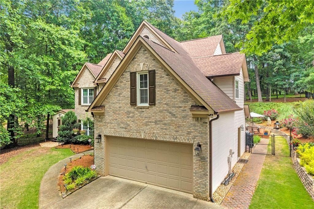 4 bedroom, 3 bathroom, 3,517 sq ft single family residence under contract at 5724 Newberry Point Drive, Flowery Branch, GA 30542 — photo 4