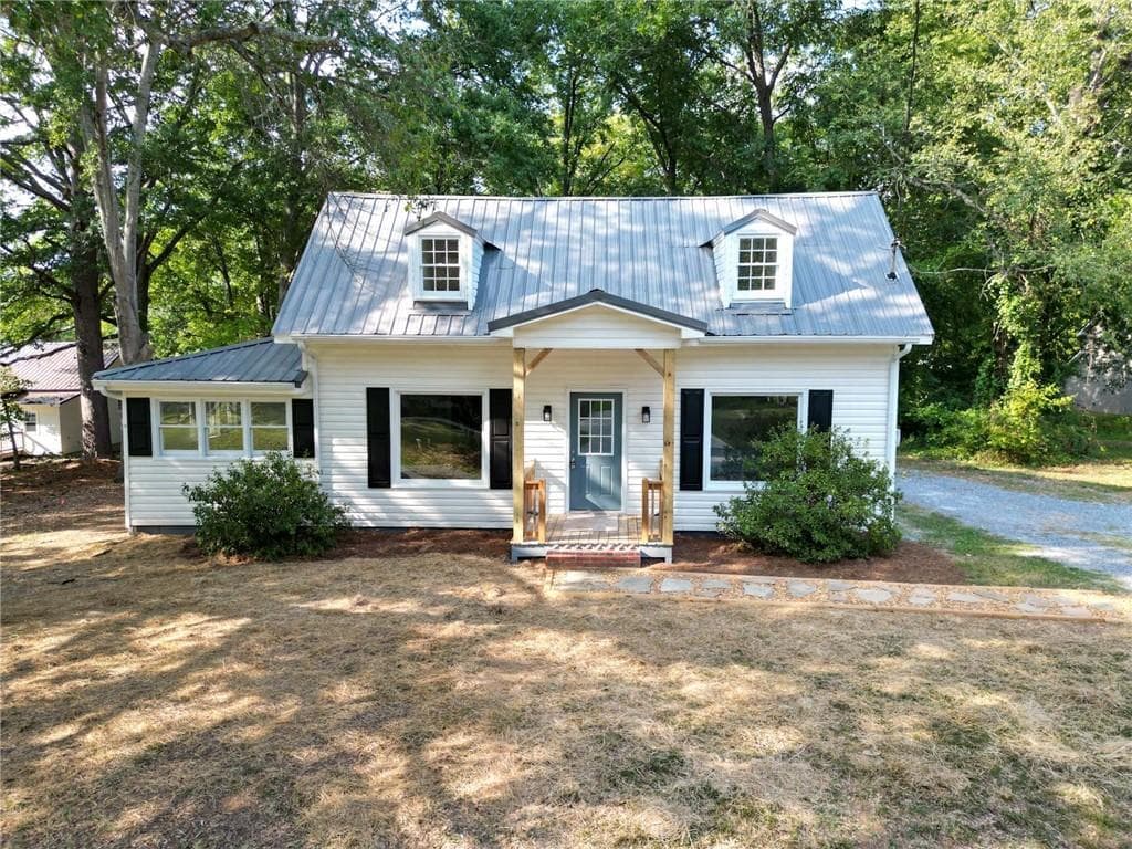 3 bedroom, 2 bathroom, 1,575 sq ft single family residence under contract at 806 Fairview Road, Rockmart, GA 30153