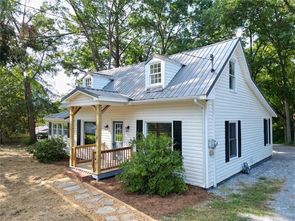 3 bedroom, 2 bathroom, 1,575 sq ft single family residence under contract at 806 Fairview Road, Rockmart, GA 30153 — photo 2