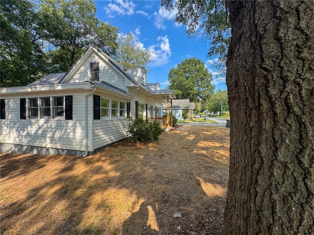 3 bedroom, 2 bathroom, 1,575 sq ft single family residence under contract at 806 Fairview Road, Rockmart, GA 30153 — photo 5