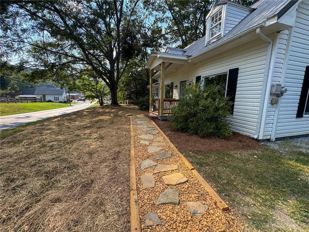 3 bedroom, 2 bathroom, 1,575 sq ft single family residence under contract at 806 Fairview Road, Rockmart, GA 30153 — photo 9
