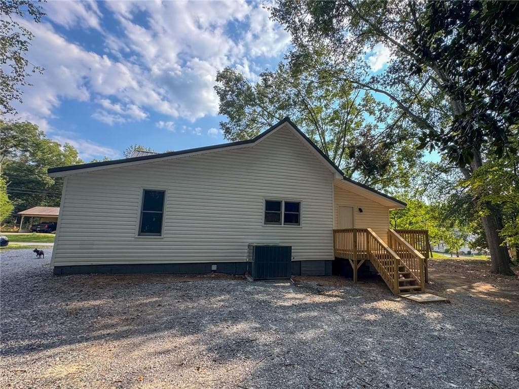 3 bedroom, 2 bathroom, 1,575 sq ft single family residence under contract at 806 Fairview Road, Rockmart, GA 30153 — photo 10
