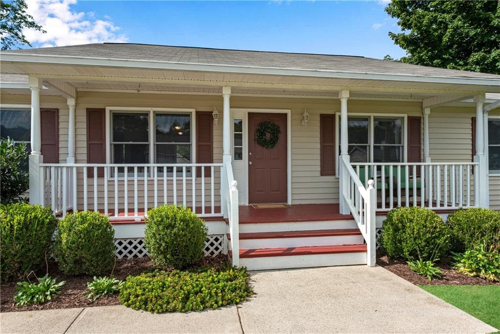 3 bedroom, 2 bathroom, 1,577 sq ft single family residence for sale at 4646 Countryside Drive, Flowery Branch, GA 30542 — photo 2