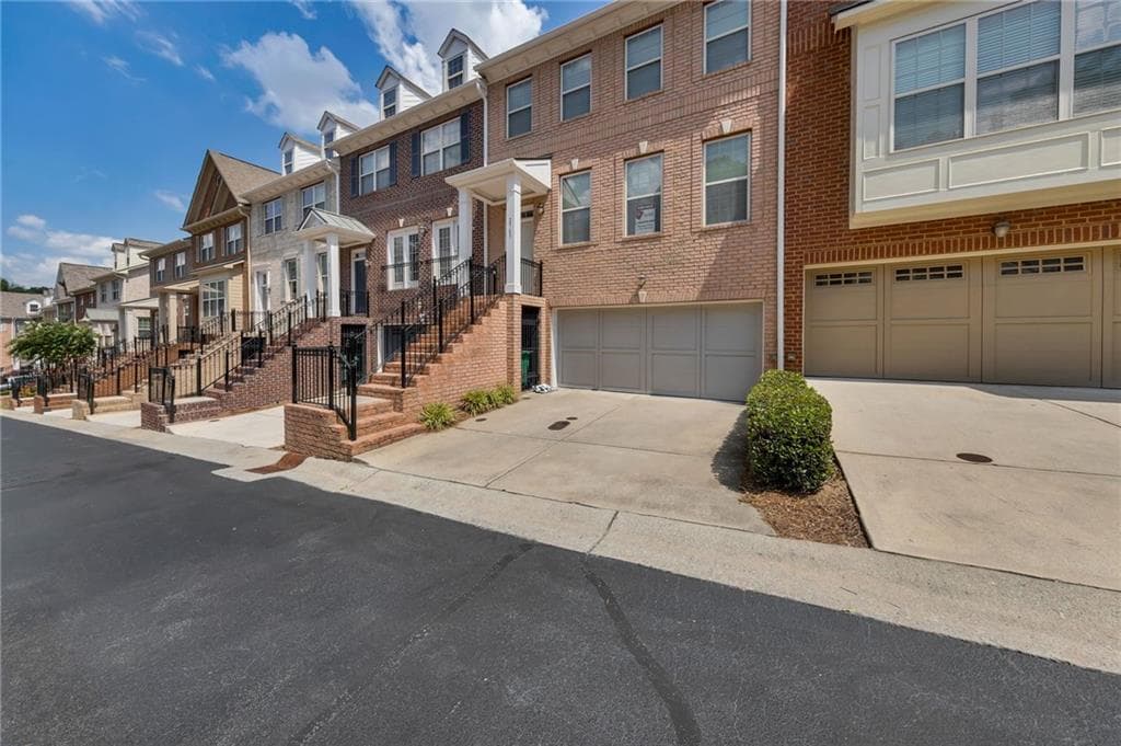 4 bedroom, 4 bathroom, 2,741 sq ft townhouse for sale at 2765 Durham Drive, Atlanta, GA 30319 — photo 2