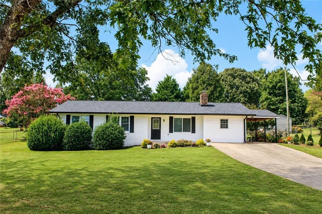 4 bedroom, 2 bathroom, 1,233 sq ft single family residence under contract at 4132 Long Drive, Braselton, GA 30517