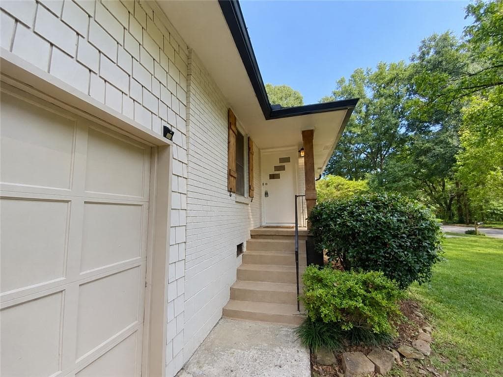 3 bedroom, 2 bathroom, 1,040 sq ft single family residence for sale at 1010 Scott Circle, Decatur, GA 30033 — photo 2