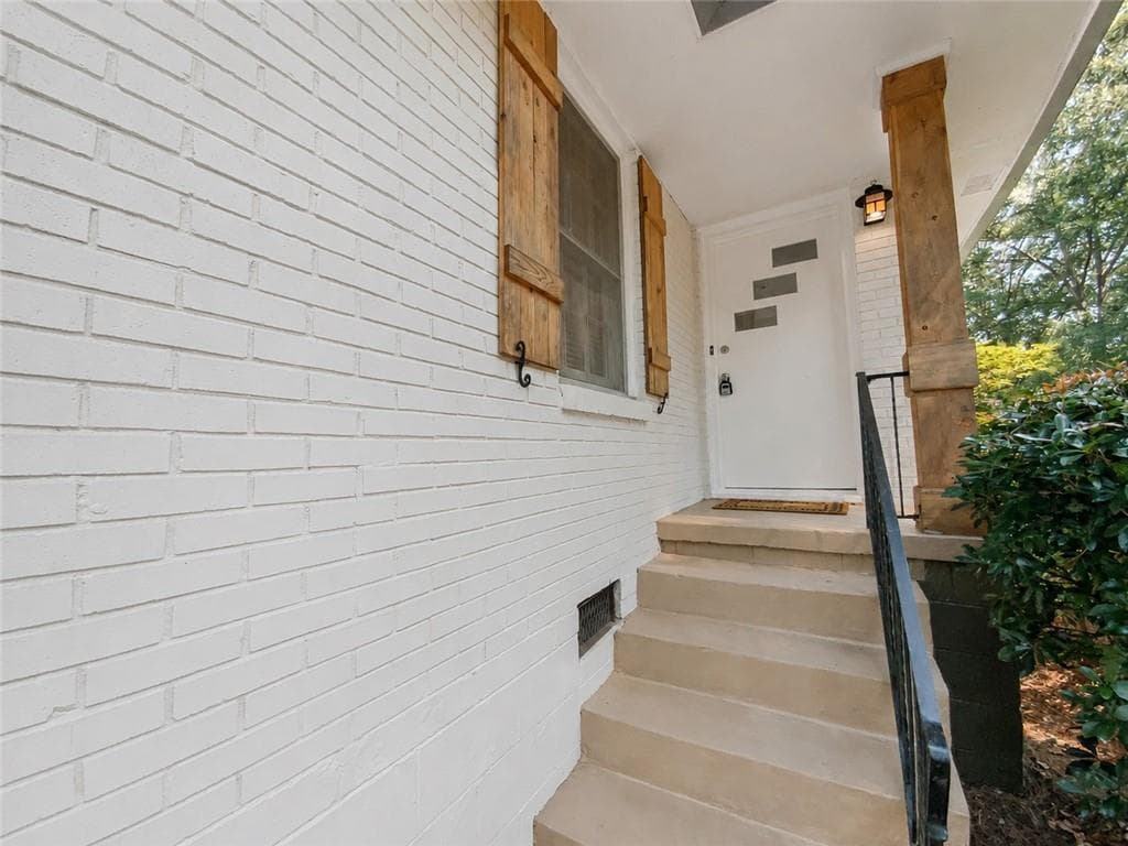 3 bedroom, 2 bathroom, 1,040 sq ft single family residence for sale at 1010 Scott Circle, Decatur, GA 30033 — photo 3