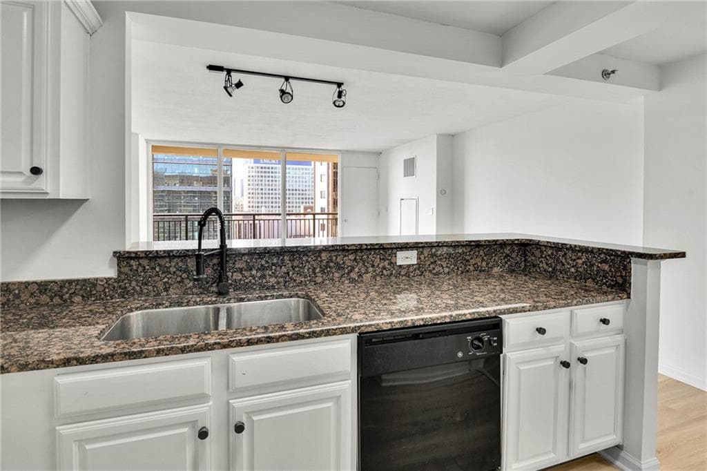 1 bedroom, 1 bathroom, 786 sq ft condominium for rent at 620 Peachtree street 1709, Atlanta, GA 30308 for $1,750 a month — photo 7