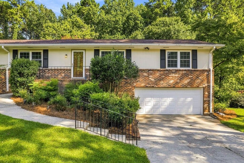 4 bedroom, 2 bathroom, 2,349 sq ft single family residence for sale at 231 Suburban Drive, Kennesaw, GA 30144 — photo 2