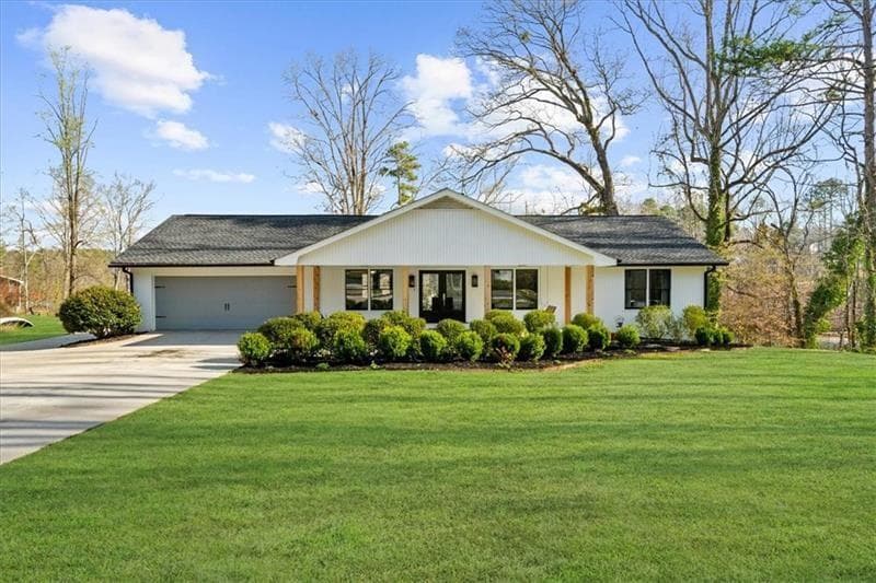 4 bedroom, 5 bathroom, 3,978 sq ft single family residence for sale at 6313 Shoreland Circle, Buford, GA 30518 — photo 5
