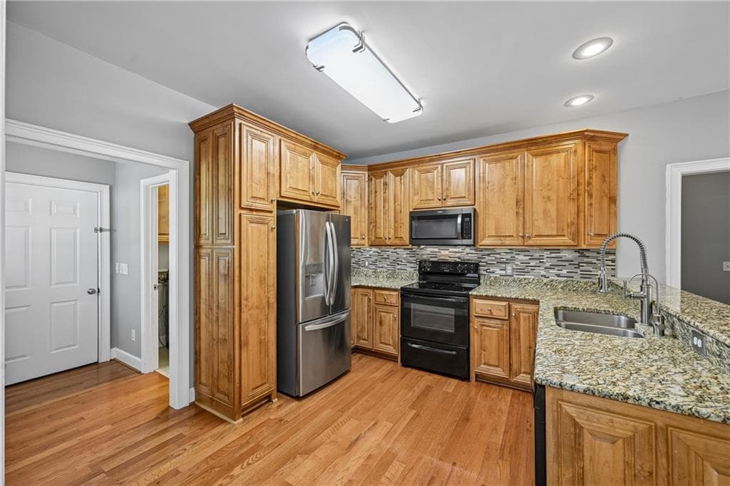 3 bedroom, 2 bathroom, 1,720 sq ft single family residence for sale at 116 Savannah Street, Calhoun, GA 30701 — photo 2