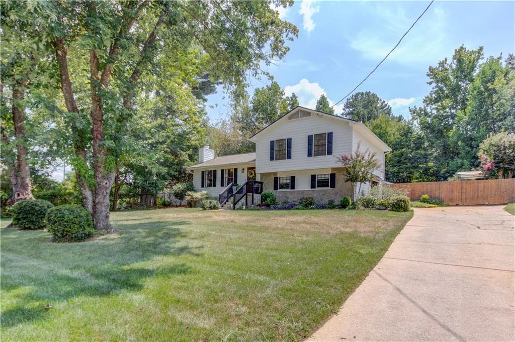 4 bedroom, 3 bathroom, 1,848 sq ft single family residence under contract at 3573 Habersham Court, Buford, GA 30519 — photo 2