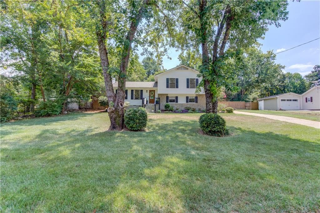 4 bedroom, 3 bathroom, 1,848 sq ft single family residence under contract at 3573 Habersham Court, Buford, GA 30519 — photo 3