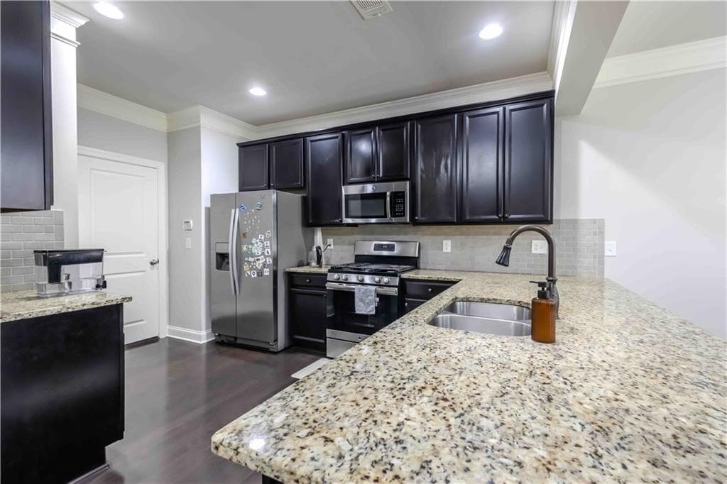 4 bedroom, 3 bathroom, 2,036 sq ft townhouse for sale at 11661 Davenport Lane, Johns Creek, GA 30005 — photo 9