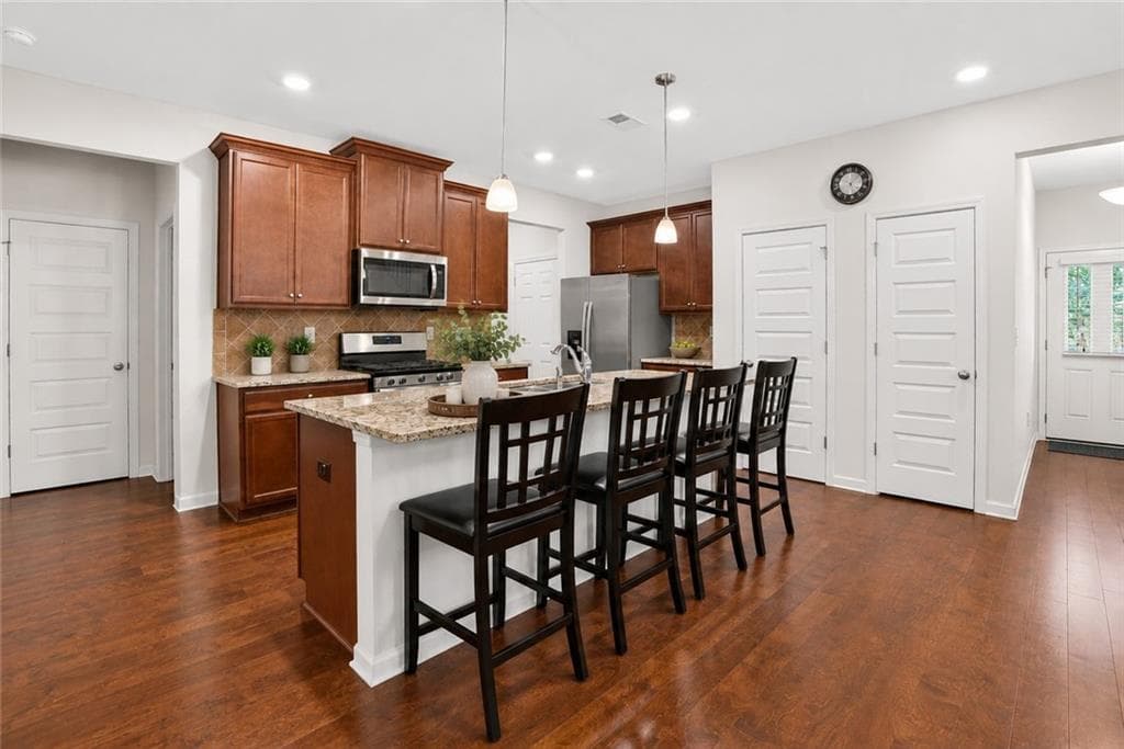 5 bedroom, 3 bathroom, 2,466 sq ft single family residence under contract at 281 Emporia Loop, Mcdonough, GA 30253 — photo 7
