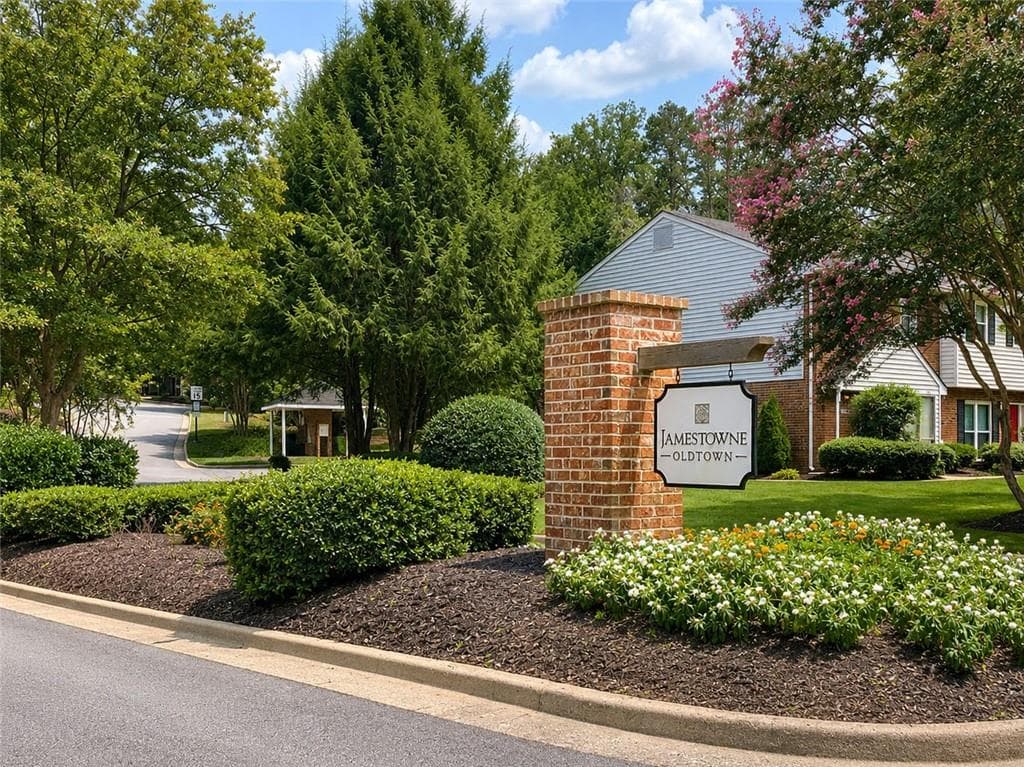 2 bedroom, 3 bathroom, 1,493 sq ft townhouse for sale at 1130 Jamestowne Trail, Alpharetta, GA 30009 — photo 2