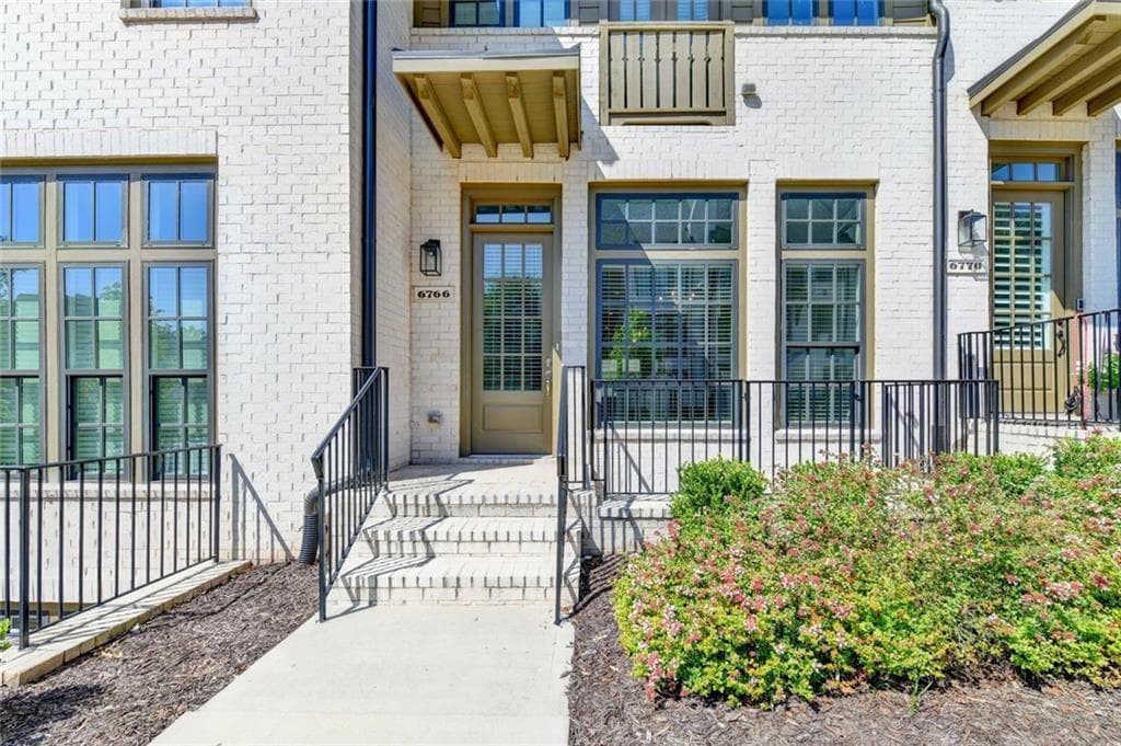 3 bedroom, 4 bathroom, 2,258 sq ft townhouse for sale at 6766 Encore Boulevard, Sandy Springs, GA 30328 — photo 3