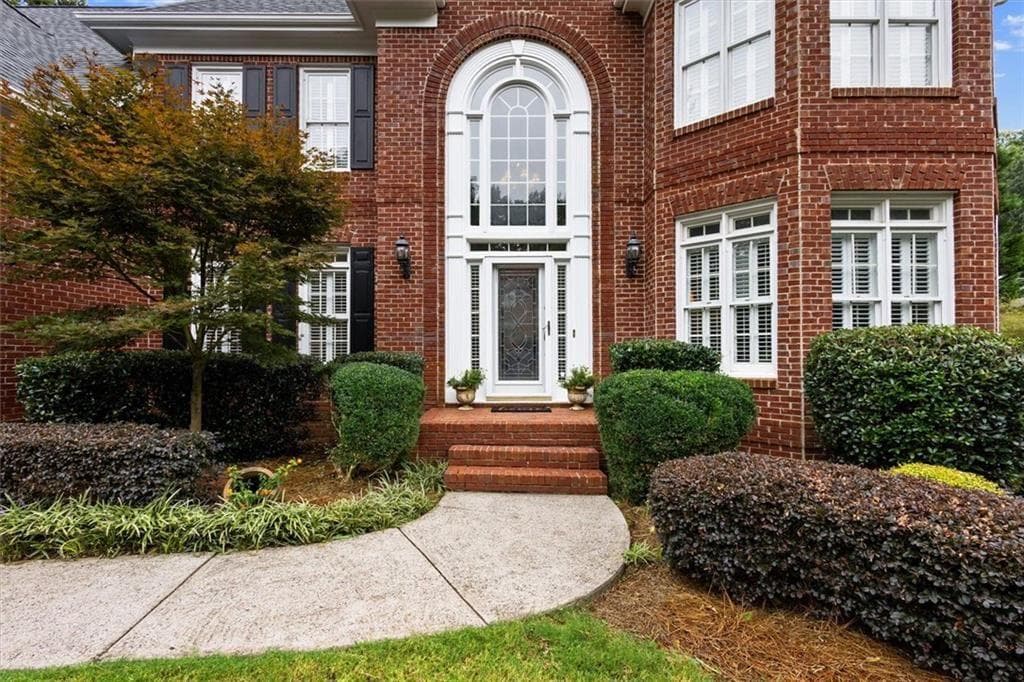 6 bedroom, 5 bathroom, 5,488 sq ft single family residence under contract at 210 York Town Circle, Johns Creek, GA 30097 — photo 2