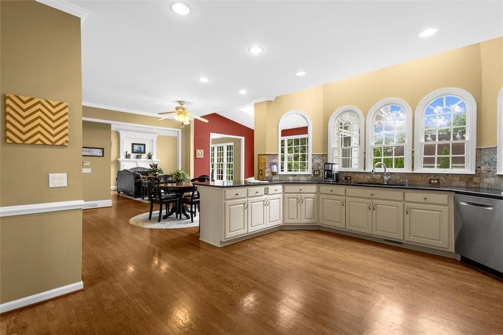 6 bedroom, 5 bathroom, 5,488 sq ft single family residence under contract at 210 York Town Circle, Johns Creek, GA 30097 — photo 10