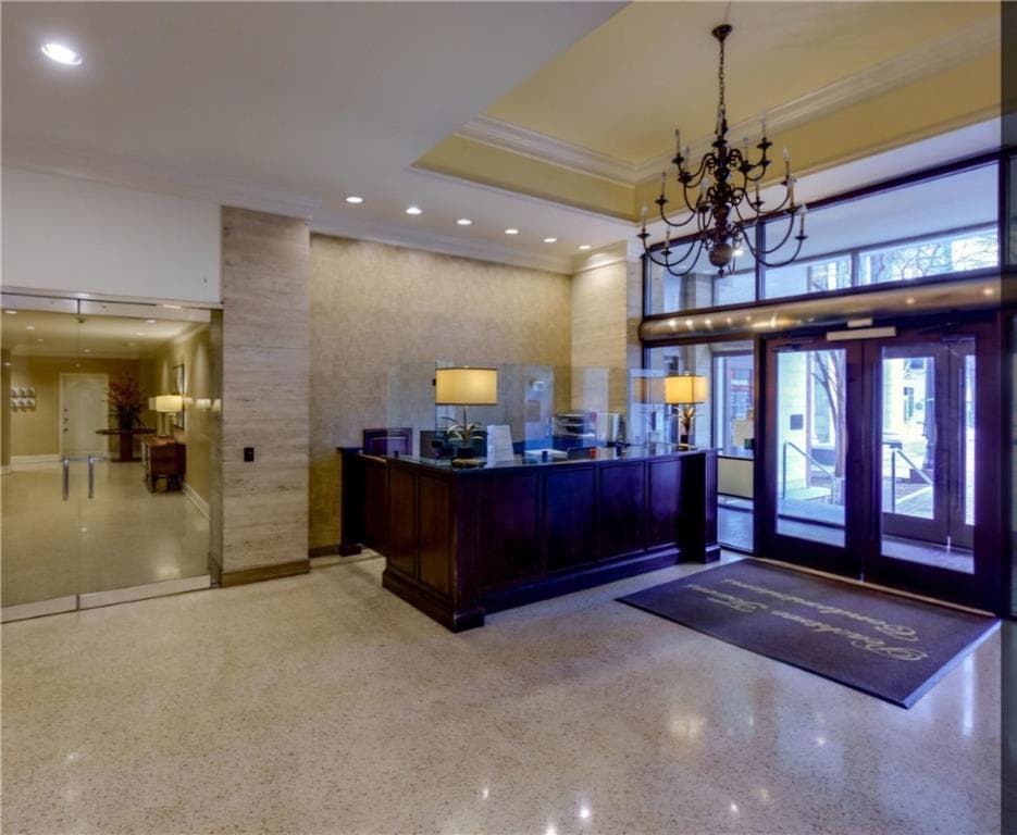1 bedroom, 1 bathroom, 722 sq ft condominium for sale at 300 W Peachtree St 21 J, Atlanta, GA 30332 — photo 1 of 16