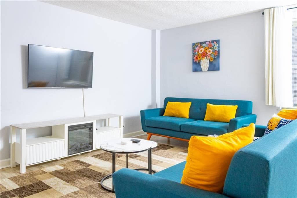 1 bedroom, 1 bathroom, 722 sq ft condominium for sale at 300 W Peachtree St 21 J, Atlanta, GA 30332 — photo 3