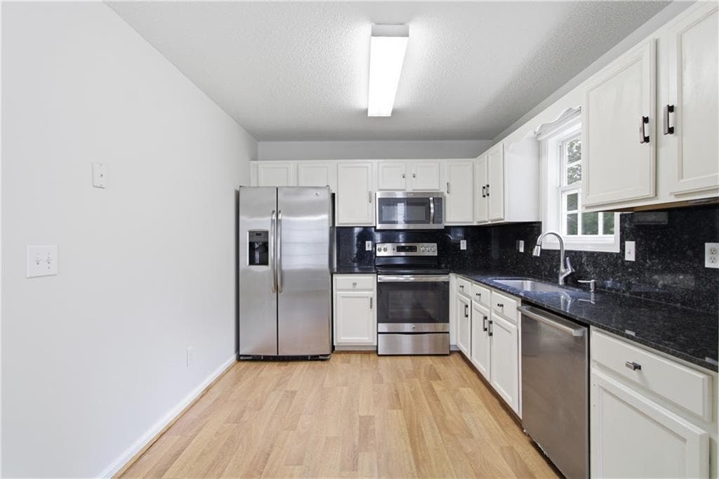 3 bedroom, 3 bathroom, 2,591 sq ft single family residence for sale at 221 Glen Ridge Drive, Villa Rica, GA 30180 — photo 2
