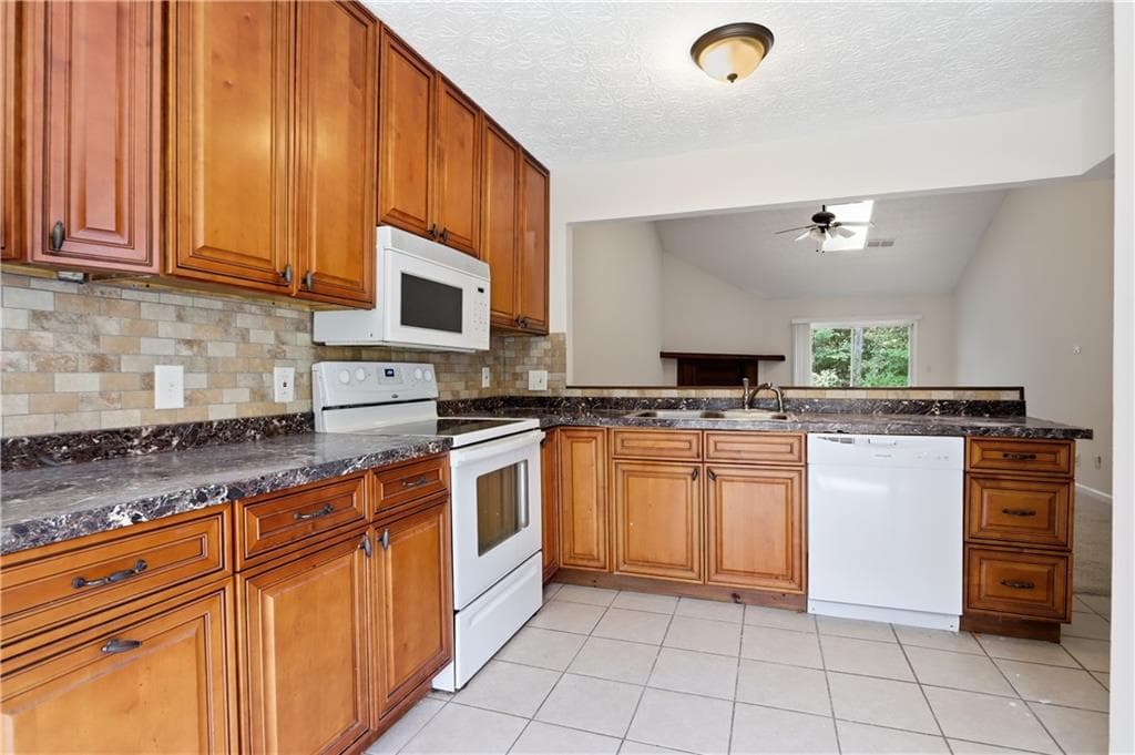 2 bedroom, 2 bathroom, 1,124 sq ft townhouse under contract at 5137 Hill Farm Drive, Woodstock, GA 30188 — photo 2