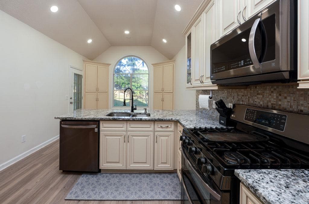 4 bedroom, 3 bathroom, 2,275 sq ft single family residence for rent at 3029 Clove Tree Lane, Woodstock, GA 30189 for $2,550 a month — photo 9