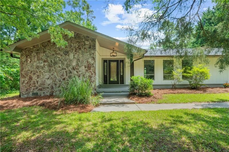 3 bedroom, 2 bathroom, 1,793 sq ft single family residence for sale at 2053 Deerfield Run, Snellville, GA 30078 — photo 1 of 28