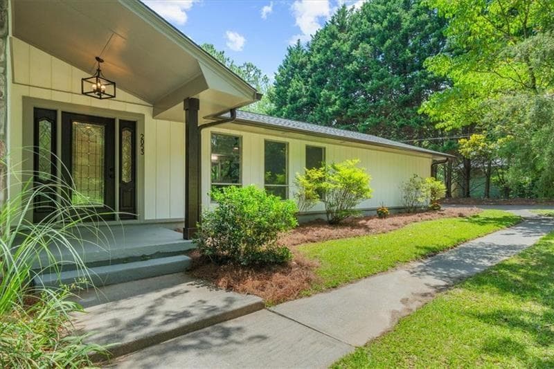 3 bedroom, 2 bathroom, 1,793 sq ft single family residence for sale at 2053 Deerfield Run, Snellville, GA 30078 — photo 2