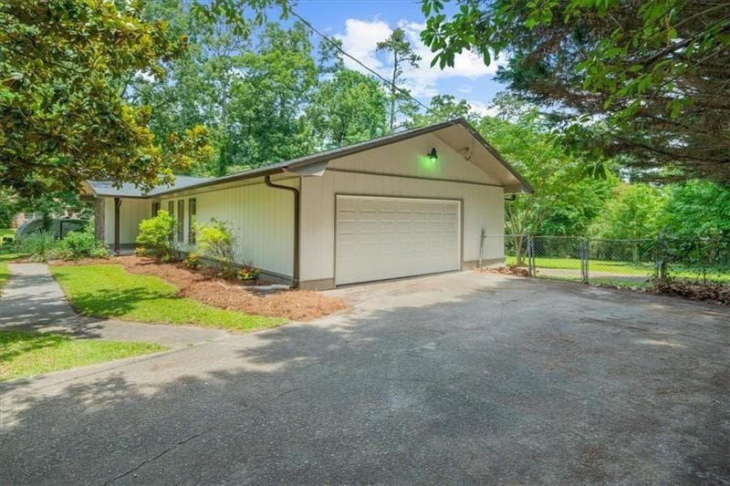 3 bedroom, 2 bathroom, 1,793 sq ft single family residence for sale at 2053 Deerfield Run, Snellville, GA 30078 — photo 3