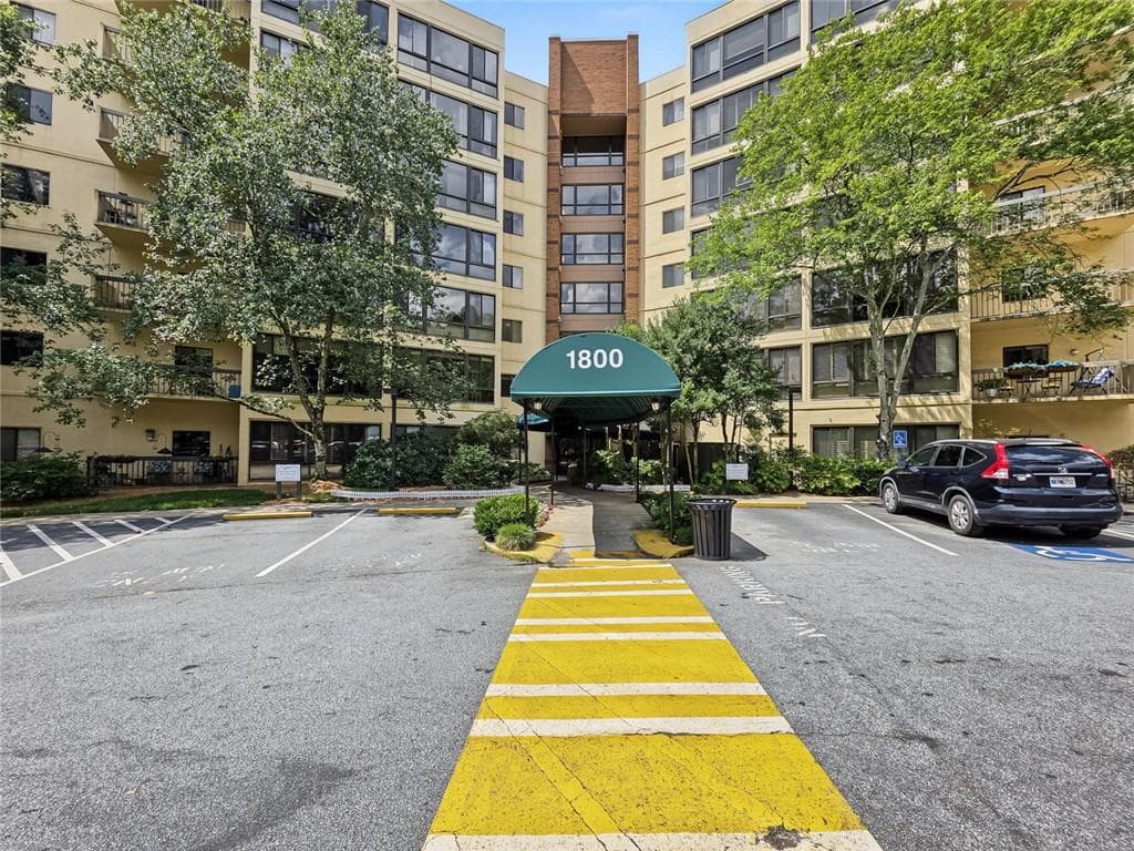 1 bedroom, 1 bathroom, 800 sq ft condominium for sale at 1800 Clairmont Lk A525, Decatur, GA 30033 — photo 2