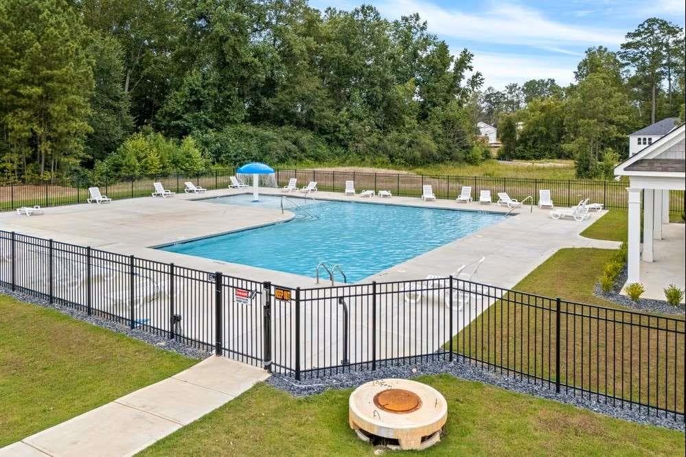 4 bedroom, 3 bathroom, 2,300 sq ft single family residence under contract at 204 Freshwater Court, LaGrange, GA 30241 — photo 5