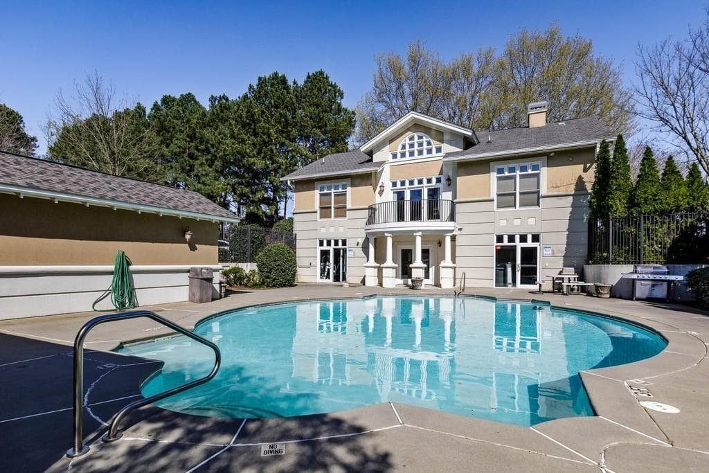 1 bedroom, 1 bathroom, 784 sq ft condominium for sale at 2700 Pine Tree Road 1115, Atlanta, GA 30324