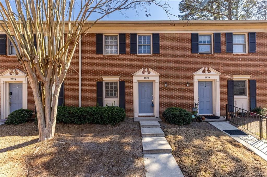 2 bedroom, 3 bathroom, 1,260 sq ft townhouse for sale at 2828 Webb Bridge Road, Alpharetta, GA 30009 — photo 1 of 25